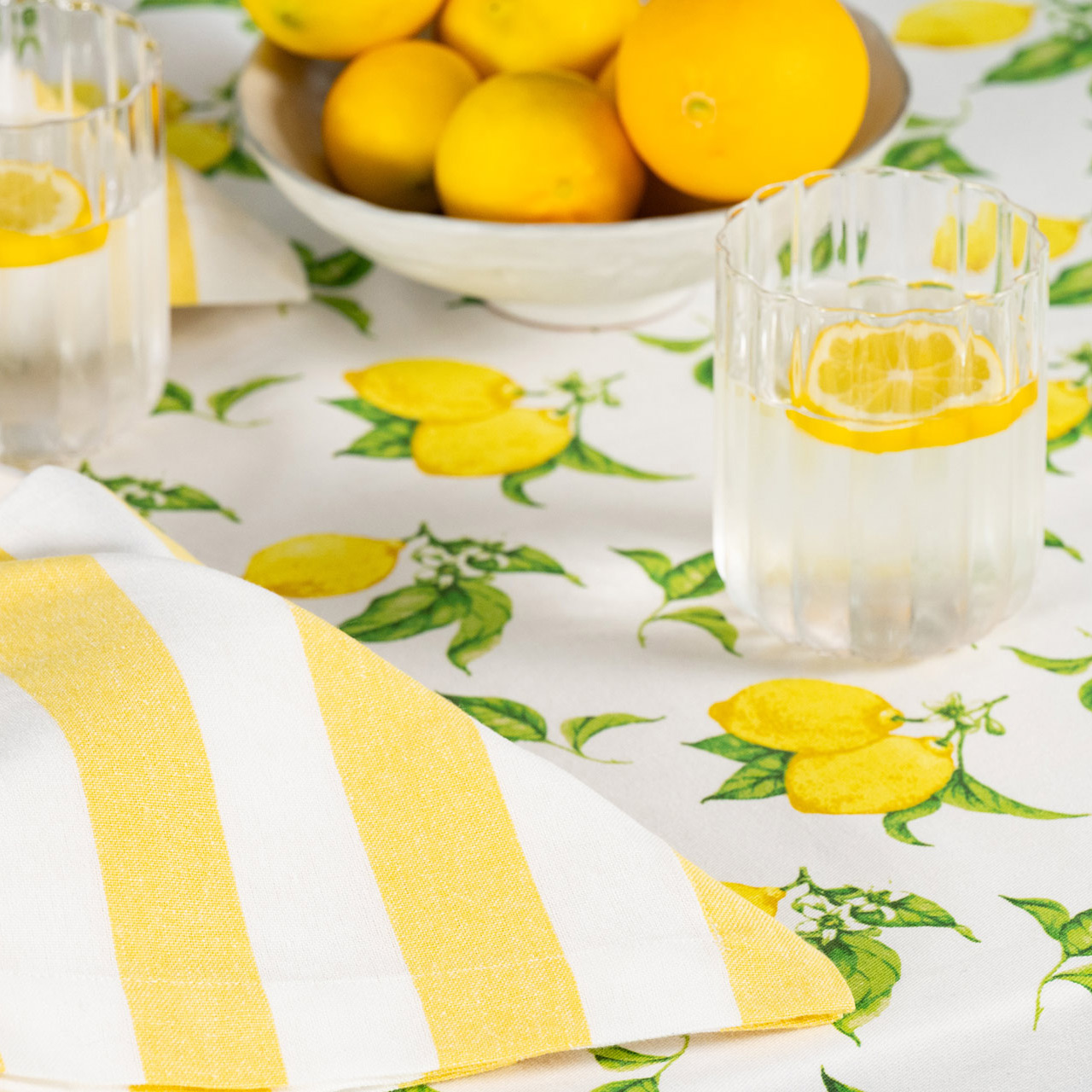 Cucina Lemons Round Tablecloth